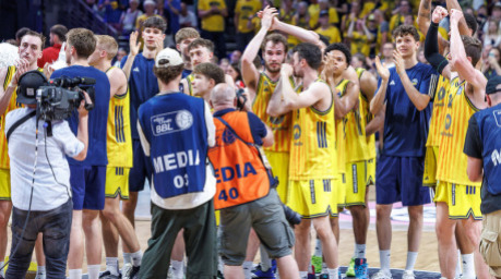 Die Mannschaft von Alba Berlin freut sich über den Sieg und bedankt sich bei den Fans. Foto: Andreas Gora/dpa