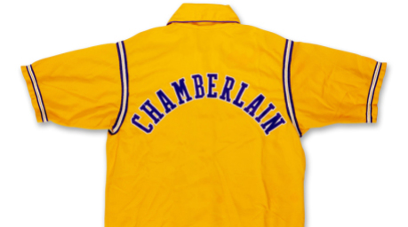 Eine von NBA-Legende Wilt Chamberlain während der Finals 1972 getragene Aufwärmjacke wird bei Sotheby’s versteigert. Foto: Sotheby’s/Ap/dpa