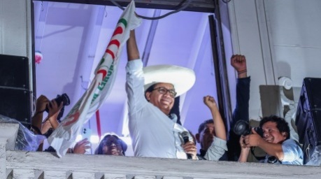 Präsidentschaftskandidat Roberto Sánchez begrüßt Anhänger in Lima nach Veröffentlichung erster Nachwahlbefragungen zur Stichwahl in Peru. Foto: EPA/Aldair Mejia