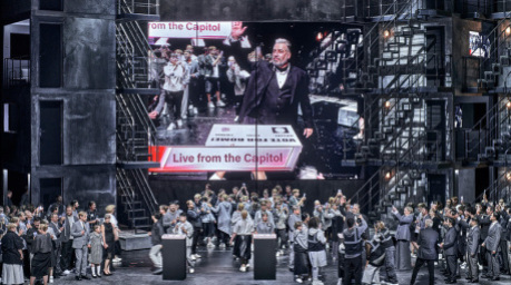 Mitwirkende der Oper „Rienzi“ stehen bei der Generalprobe mit Festspielchor und Sonderchor auf der Bühne der Bayreuther Festspiele. Foto: Enrico Nawrath/Bayreuther Festspiele/dpa