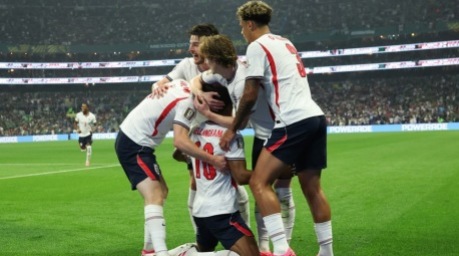 Englands Spieler feiern Jude Bellinghams Tor im WM-Achtelfinale gegen Mexiko in Mexiko-Stadt. Foto: EPA/Alex Cruz