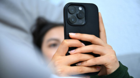 Frankreich hat ein Gesetz verabschiedet, das soziale Medien für unter 15-Jährige verbietet. Foto: Elisa Schu/dpa/dpa-tmn