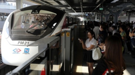 Die thailändische Regierung plant einen einheitlichen Fahrpreis von 17 bis 45 Baht für Fahrten auf allen Metro- und Bahnlinien in Bangkok. Foto: epa/Narong Sangnak