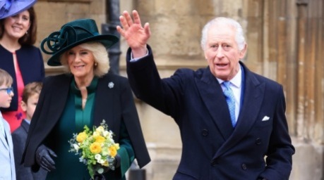 Englands König Charles III (R) und Königin Camilla (L) verlassen den Ostergottesdienst auf Schloss Windsor in Windsor. Foto: epa/Neil Hall