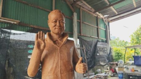 Eine Wachsfigur von Premierminister Anutin Charnvirakul soll als satirischer Blick auf das aktuelle Zeitgeschehen Besucher zum Kerzenfestival nach Korat locken. Bild: Khaosod