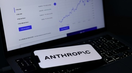 Das Logo des KI-Unternehmens Anthropic auf einem Smartphone vor einer Börsengrafik. Mehrere führende KI- und Technologieunternehmen bereiten ihren Börsengang vor. Foto: EPA/Adam Vaughan
