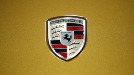 Das Porsche-Logo auf einem Fahrzeug bei der Bangkok International Motor Show 2025 in Nonthaburi. Foto: EPA/Rungroj Yongrit