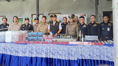 Justizminister Pol. Lt. Gen. Rutthaphon Naowarat und Vertreter mehrerer Behörden präsentieren sichergestellte Beweismittel bei der Pressekonferenz in Nong Pla Lai. Bild: TMN.TV