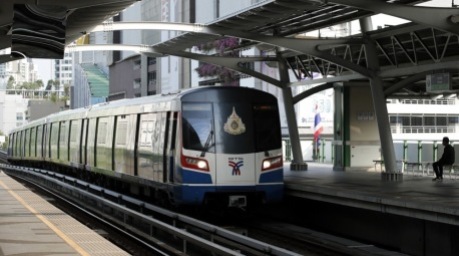 Geplantes Einheitsticket soll künftig Bahn, Bus und Boote in einem gemeinsamen Bezahlsystem verbinden. Foto: epa/Rungroj Yongrit