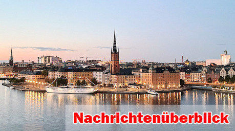 Blick über das abendliche Stockholm mit der Altstadtinsel Riddarholmen, der erleuchteten Riddarholmskirche und dem Segelschiff af Chapman im Vordergrund. Foto: Unsplash/Oscar Nord
