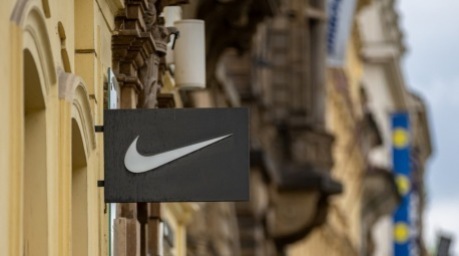 Das Logo des Sportartikelherstellers Nike an einem Geschäft in Prag. Foto: EPA/Martin Divisek