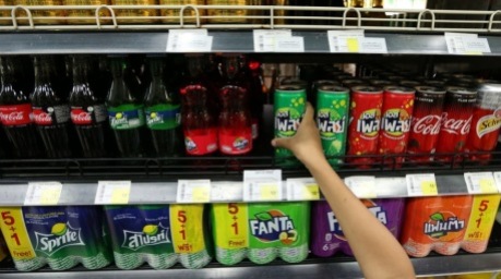 Zuckerhaltige Softdrinks gelten als wichtiger Faktor für Übergewicht und Gesundheitsprobleme bei Kindern. Foto: epa/Narong Sangnak