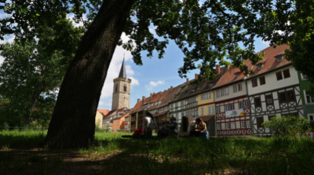 Ein schattiges Plätzchen an der Krämerbrücke im Zentrum der thüringischen Landeshauptstadt. Foto: Martin Schutt/dpa
