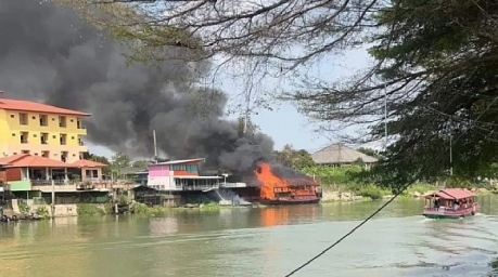 Dramatische Rettungsaktion: Touristen werden in Sicherheit gebracht, während ihr Ausflugsboot auf dem Chao Phraya Fluss in Flammen steht. Foto: Nation Tv