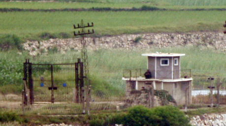 Ein nordkoreanischer Soldat bewacht einen Wachposten in der nordkoreanischen Stadt Kaepung an der westlichen Frontgrenze zu Südkorea. Das Foto wurde von einem Observatorium auf der Insel Ganghwa aus aufgenommen. Foto: epa/Yonhap