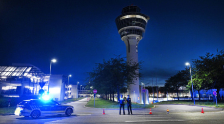 Polizei steht vor dem Tower des Münchner Flughafens. Am Flughafen München ist der Flugbetrieb teilweise eingestellt worden. Foto: Sven Hoppe/dpa