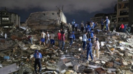 Rettungskräfte sind nach den schweren Erdbeben in Caracas im Einsatz. Die Beben verursachten Gebäudeeinstürze und erhebliche Schäden. Foto: EPA/Rayner Peña
