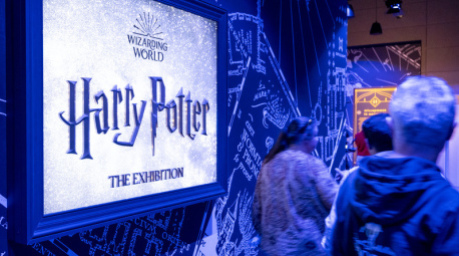 Journalisten gehen anlässlich der Eröffnung von "Harry Potter: Die Ausstellung" durch die Ausstellung. Foto: Lennart Preiss/dpa