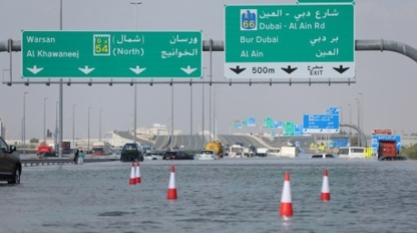 Eine überflutete Straße nach starken Regenfällen in Dubai. Foto: epa/Stringer