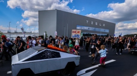 Umweltschutzaktivisten protestieren gegen die Erweiterung der Gigafactory von Tesla bei BerlinNovak Djokovic aus Serbien in Rom. Foto: epa/Filip Singer