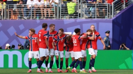Erling Haaland jubelt mit seinen Teamkollegen nach seinem Führungstreffer für Norwegen im WM-Achtelfinale gegen Brasilien. Foto: EPA/Olga Fedorova