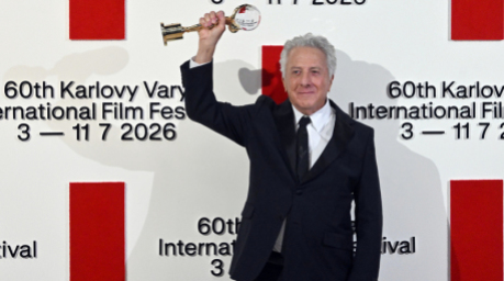 Schauspieler Dustin Hoffman hält den „Königlichen Globus“ für seinen außergewöhnlichen Beitrag zur Weltkinematographie beim 60. Internationalen Filmfestival von Karlsbad. Foto: Slavomír Kubeš/Ctk/dpa