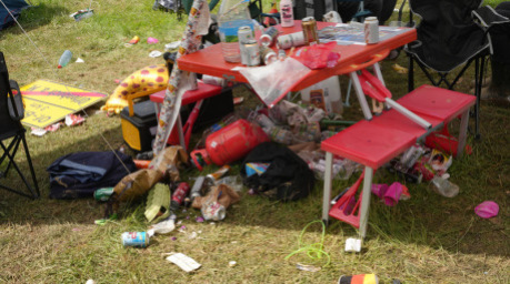 Müll ist auf dem Campinggelände von Rock am Ring zu sehen. Die Deutsche Umwelthilfe hat Festivals für Ihr Müllmanagement kritisiert. Foto: Thomas Frey/dpa