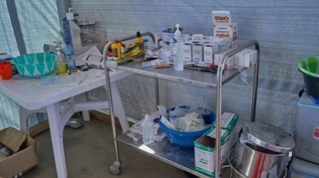Medikamente liegen in einem Ebola-Behandlungszentrum in der Provinz Ituri bereit. Hilfsorganisationen verstärken ihre Maßnahmen zur Eindämmung des Ausbruchs. Foto: epa/Dieudonne Dirole