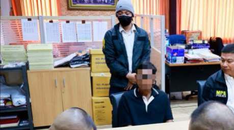 Ein weiterer Tatverdächtiger wird im Zusammenhang mit dem internationalen Heroinschmuggelnetzwerk von Ermittlern der Metropolitan Police vernommen. Foto: Royal Thai Police