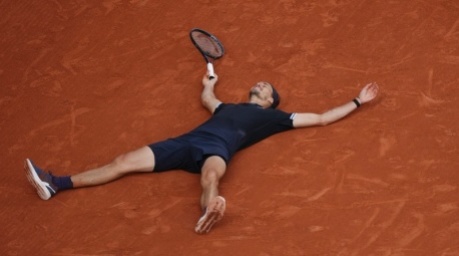 Tennis, French Open, Grand Slam, ATP-Tour, Einzel, Männer, Finale, Cobolli (Italien) - Zverev (Deutschland). Alexander Zverev aus Deutschland jubelt nach seinem Sieg und liegt auf dem Platz. Foto: Aurelien Morissard/Ap/dpa
