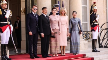 Der französische Präsident Emmanuel Macron begrüßt Seine Majestät König Maha Vajiralongkorn und Ihre Majestät Königin Suthida beim offiziellen Empfang im Élysée-Palast in Paris. Foto: epa/Teresa Suarez