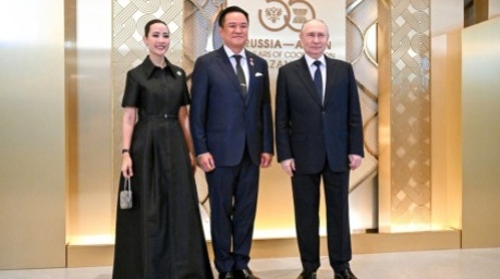 Thailands Premierminister Anutin Charnvirakul und seine Ehefrau Thananon werden in Kasan von Russlands Präsident Wladimir Putin beim ASEAN-Russland-Gipfel begrüßt. Foto: epa/Sergey Bobylev / Sputnik / Kremlin Pool