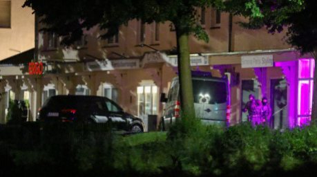 Polizeikräfte sichern den Einsatzort in Dortmund, nachdem ein Polizist angeschossen wurde. Der Tatverdächtige stellte sich später. Foto: dpa/Christoph Reichwein