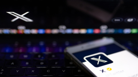 Auf dem offiziellen Profil der Plattform X auf dem Bildschirm eines Smartphones und auf dem Display eines Laptops ist der weiße Buchstabe X auf schwarzem Hintergrund zu sehen. Foto: Monika Skolimowska/dpa