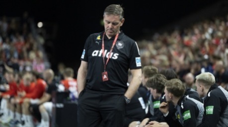 Bundestrainer Alfred Gislason verfolgt das Handball-Länderspiel zwischen Dänemark und Deutschland in Kopenhagen aufmerksam von der Seitenlinie. Foto: EPA/Claus Bech