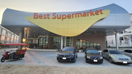 Klotzen statt kleckern: Am 20. April 2024 hat der Best Supermarket seine neue Filiale an der Naklua Road eröffnet. Sie befindet sich direkt gegenüber von der Susco-Tankstelle. Fotos: Jahner