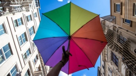 Teilnehmer einer Pride-Parade in Istanbul halten Regenbogenschirme in die Höhe. Foto: EPA/Sedat Suna