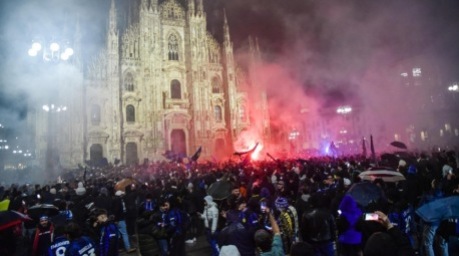 Anhänger von Inter Mailand feiern den Gewinn der Serie A-Meisterschaft. Foto: epa/Matteo Corner