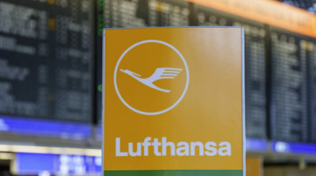 Das Logo der Fluggesellschaft Lufthansa steht vor der Anzeigetafel in der Abflughalle im Terminal 1. Der Tarifkonflikt des Lufthansa-Bodenpersonals ist gelöst. Foto: Andreas Arnold/dpa