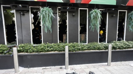 Nach dem tödlichen Brand im Rong Beer Na Ladprao wird in Thailand über strengere Sicherheitsvorschriften und eine Reform der Gesetze für Unterhaltungslokale diskutiert. Foto: epa/Rungroj Yongrit