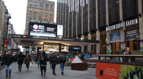 Passanten gehen am Madison Square Garden in Manhattan vorbei. Die Arena befindet sich über der Penn Station im Herzen von New York. Foto: dpa/Christina Horsten