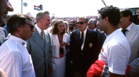 Bernie Ecclestone, Jean-Marie Balestre und Ferrari-Pilot Michele Alboreto beim ersten Formel-1-Rennen im Ostblock auf dem Hungaroring 1986. Foto: Sutton Motorsports/Zuma Press/dpa