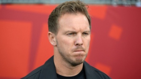 Julian Nagelsmann beobachtet das Geschehen vor dem WM-Gruppenspiel zwischen Deutschland und der Elfenbeinküste in Toronto. Foto: epa/Eduardo Lima