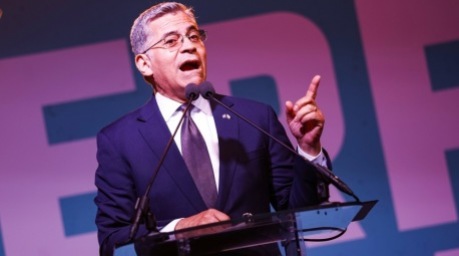 Xavier Becerra spricht bei einer Wahlveranstaltung in Los Angeles zu seinen Anhängern. Foto: epa/Chris Torres