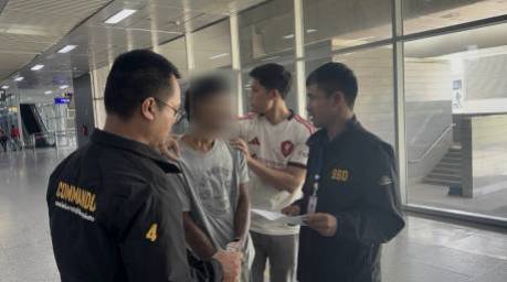 Ermittler des Central Investigation Bureau nehmen den 23-jährigen Tatverdächtigen an der Bang Sue Grand Station in Bangkok fest. Bild: TMN.TV