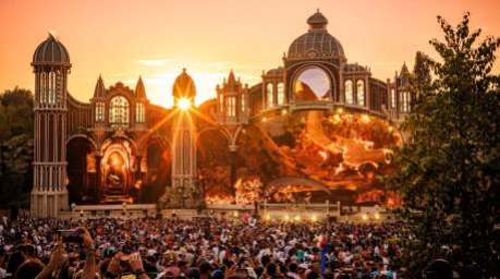 Die monumentale Hauptbühne von Tomorrowland zählt zu den spektakulärsten Festivalbauten der Welt und bildet das Herzstück des Festivals. Foto: Tomorrowland