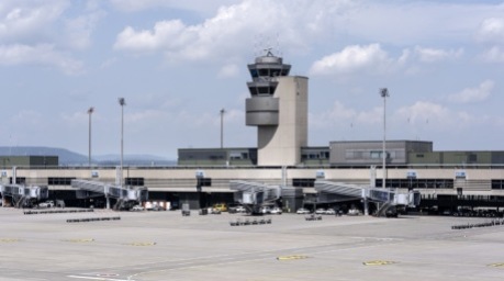 Reisende am Flughafen Zürich können seit Freitag wieder mehr Flüssigkeiten im Handgepäck mitführen. Foto: epa/Gaetan Bally