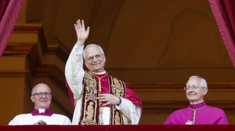 Papst Leo XIV., zuvor Kardinal Robert Francis Prevost aus den USA, segnet die Gläubigen von der Loggia des Petersdoms. Foto: epa/Fabio Frustaci