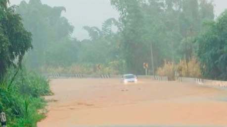 Eine überflutete Straße in Ban Song Phi Nong im Bezirk Chiang Khong ist nach starken Regenfällen nur noch eingeschränkt passierbar. Bild Radio Chiang Rai PRD