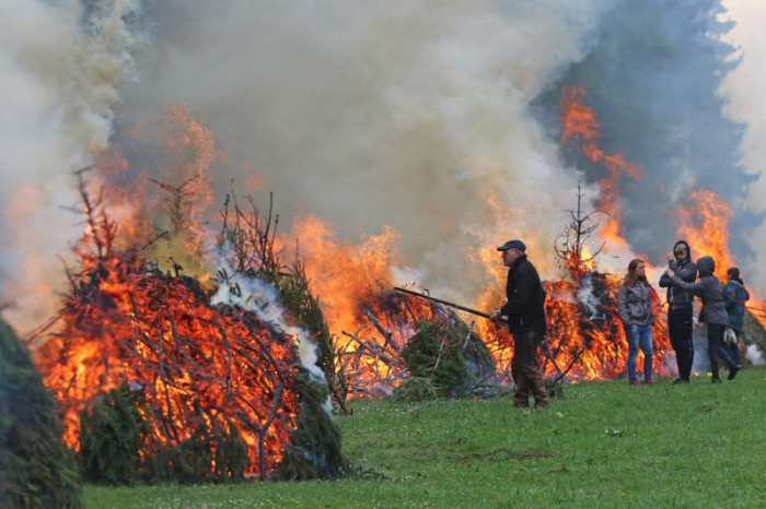 Pfingstfeuer bei Beneckenstein, Deutschland